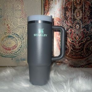 CHARCOAL STANLEY H2.0 30oz Quencher